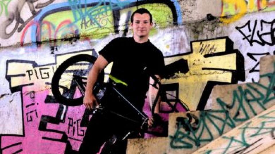Josef Pizinger se věnuje jízdě na BMX kole